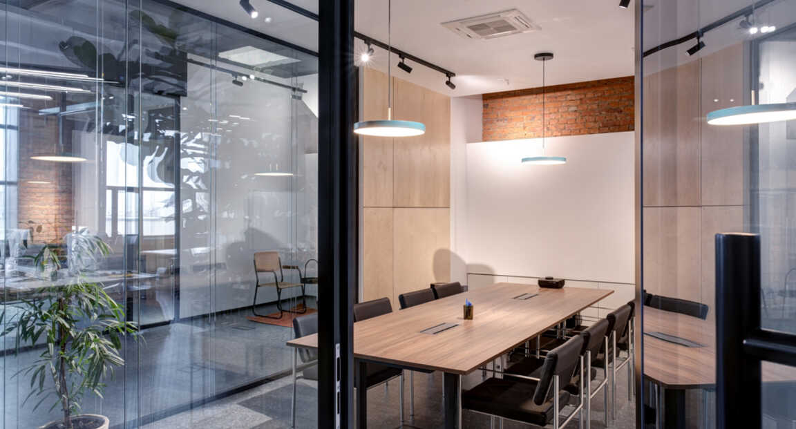 Így csökkentsd a villanyszámládat az irodában üvegfalak beépítésével