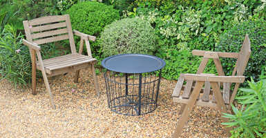 Hogyan készítsünk saját sóderágyat a kerti bútorok alá?